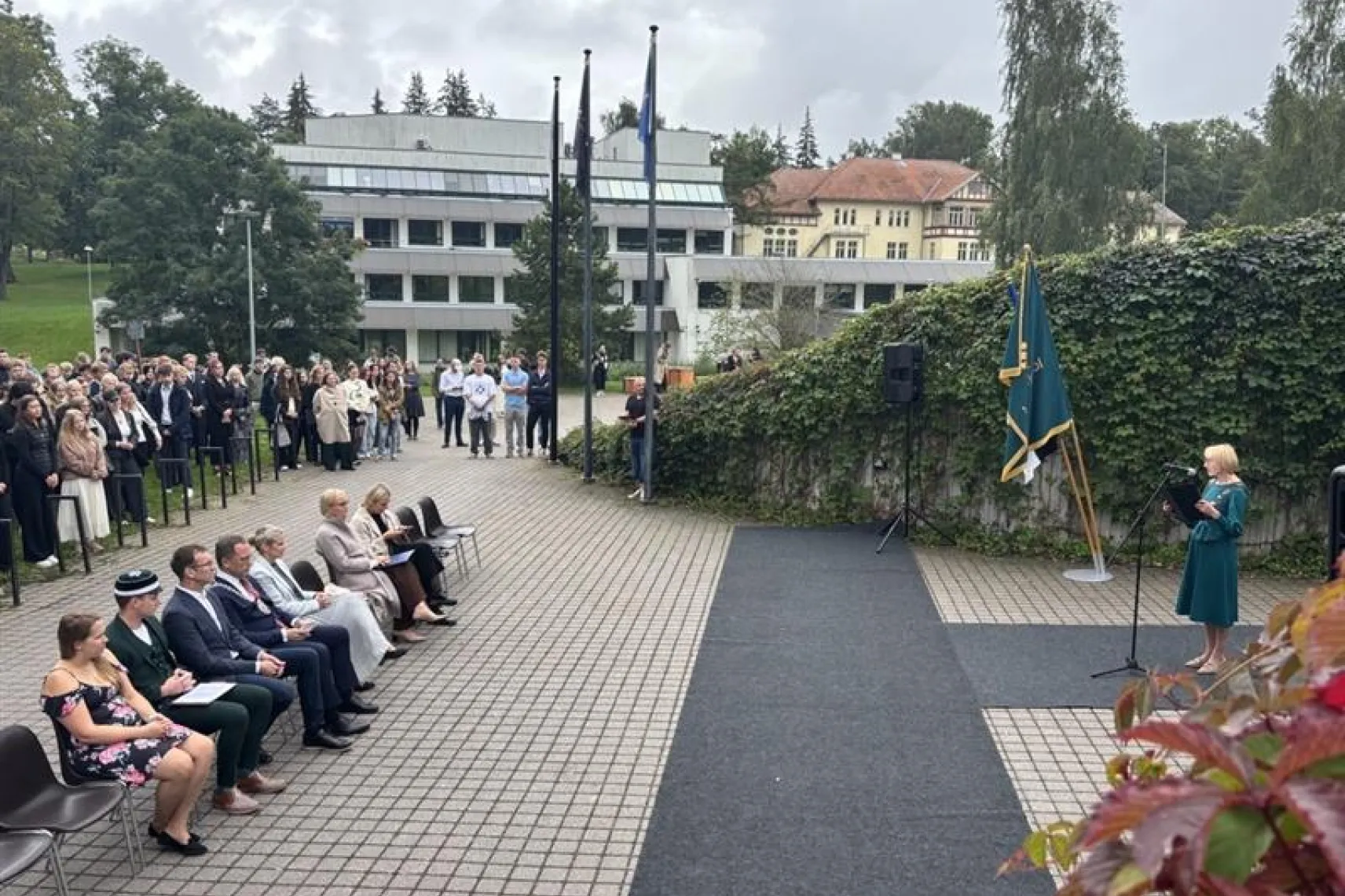Naine peab publikule kõnet