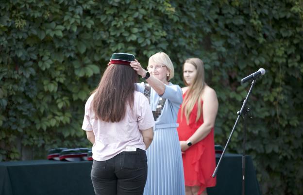 Üliõpilasele asetatakse pidulikult pähe tekkel