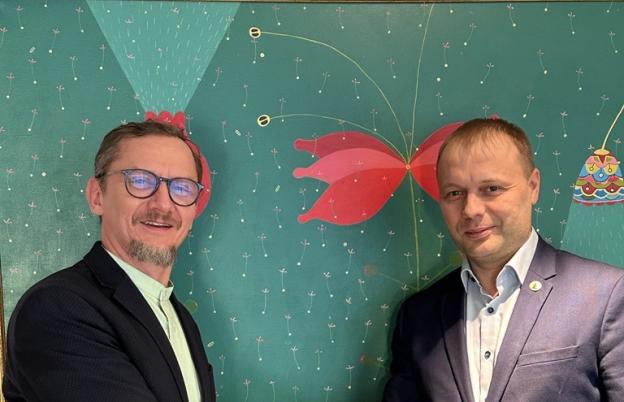Indrek Tulp (vasakul) ja Rein Drenkhan suruvad kätt