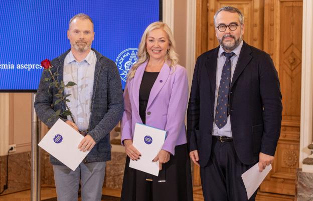 Kaks meest ja üks naine pidulikul vastuvõtul