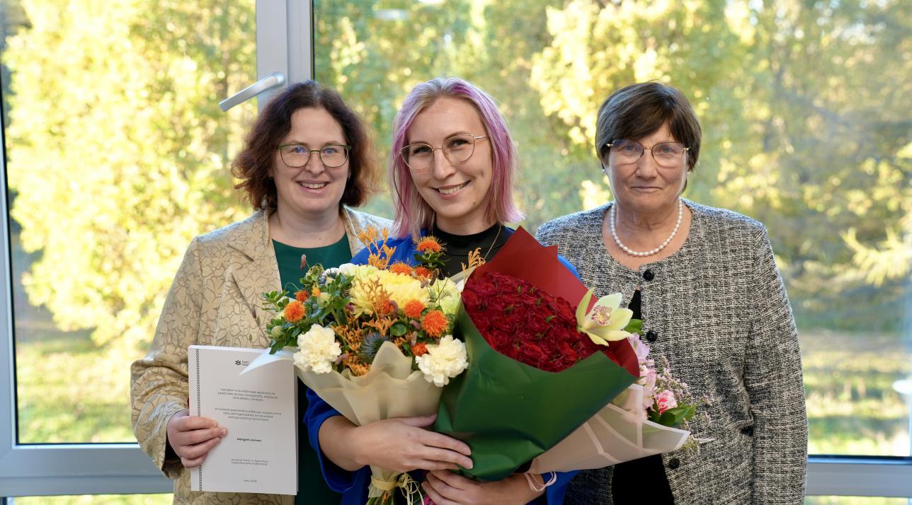 Värske doktor Margret Jürison (keskel) koos juhendajate professor Marika Männi (paremal) ja professor Reet Karisega (vasakul)
