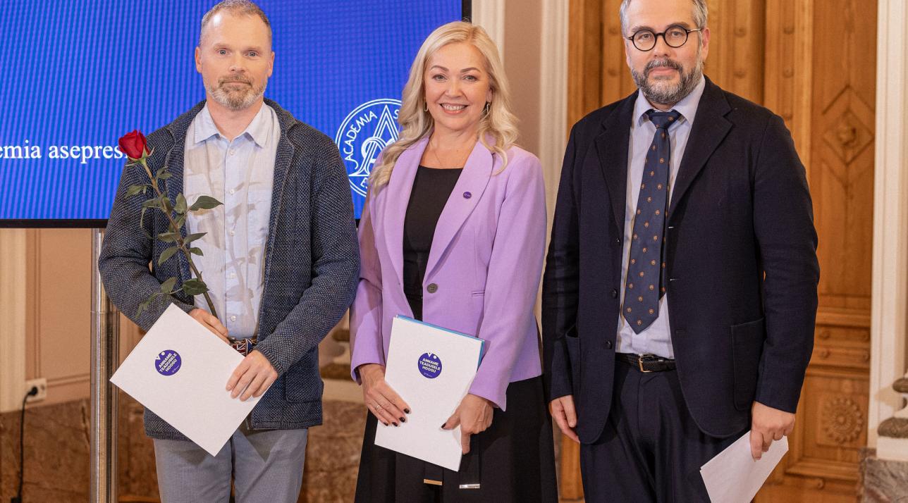 Kaks meest ja üks naine pidulikul vastuvõtul