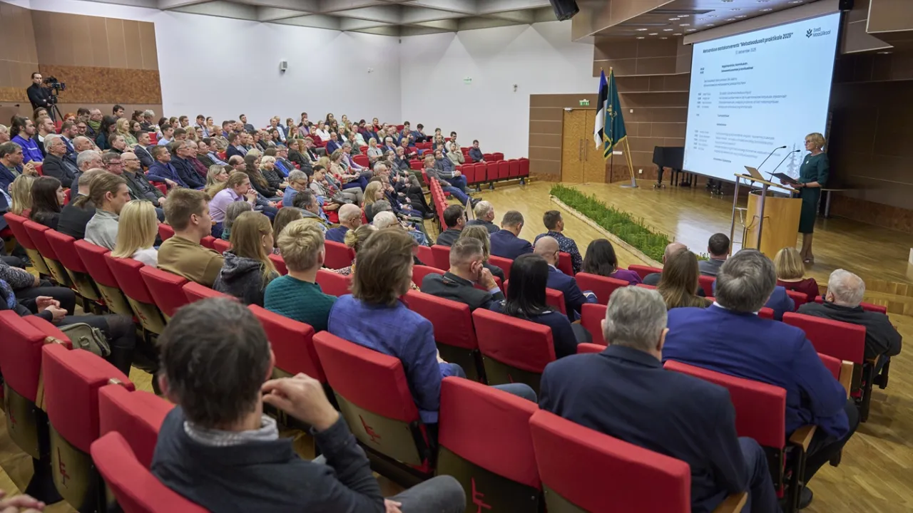 Inimesed istuvad saalis