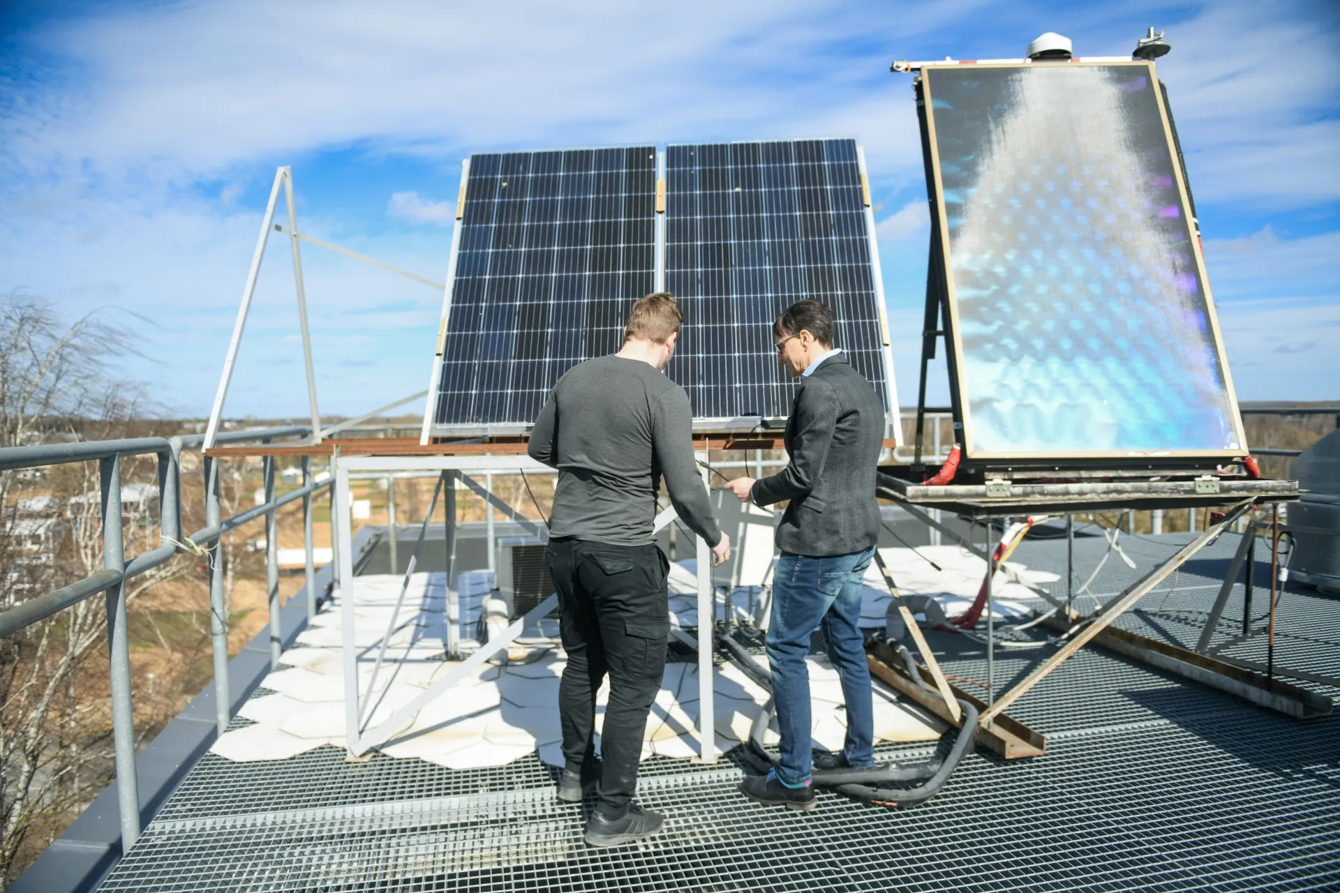 Kaks meest seljaga taustal päikesepaneel