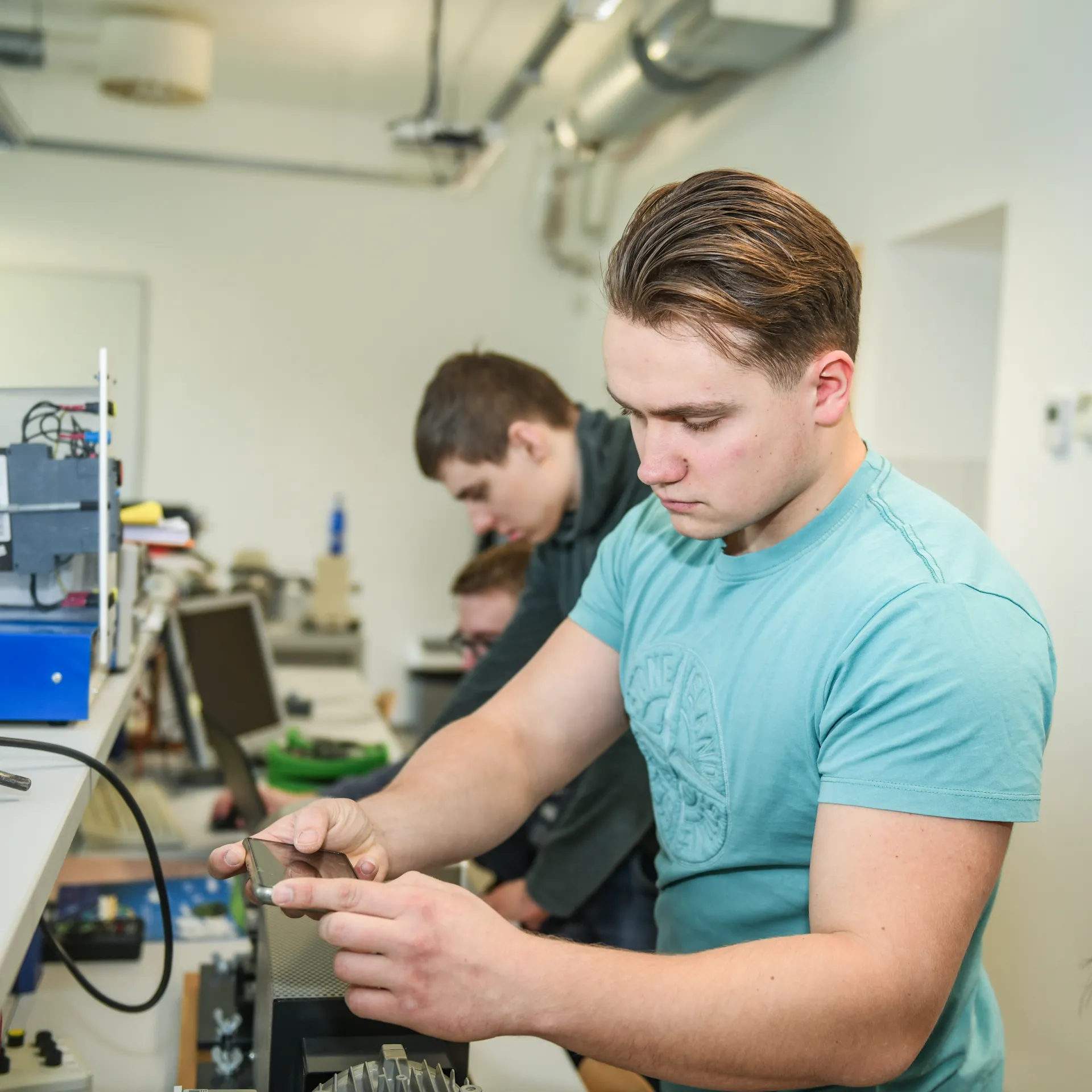 Tööhoos üliõpilased laboreid tegemas