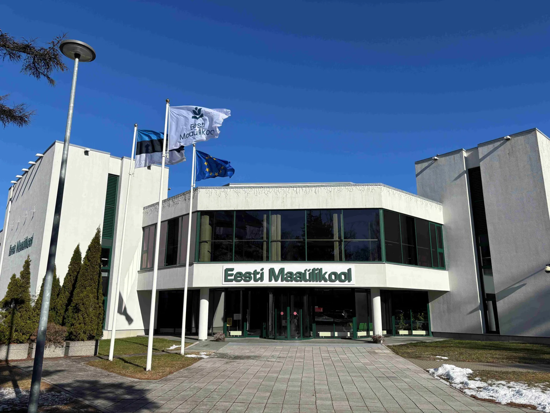 Eesti Maaülikooli peahoone kevadpäikese käes