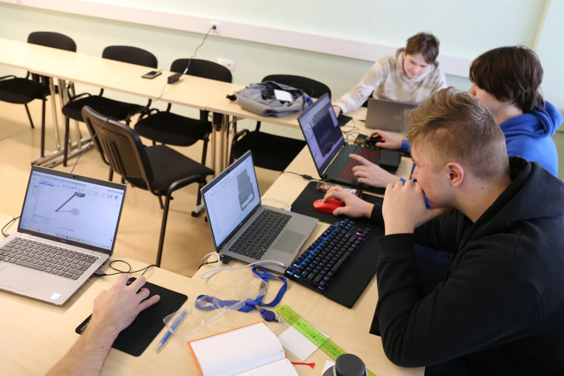 Üliõpilased töötavad arvutiklassis