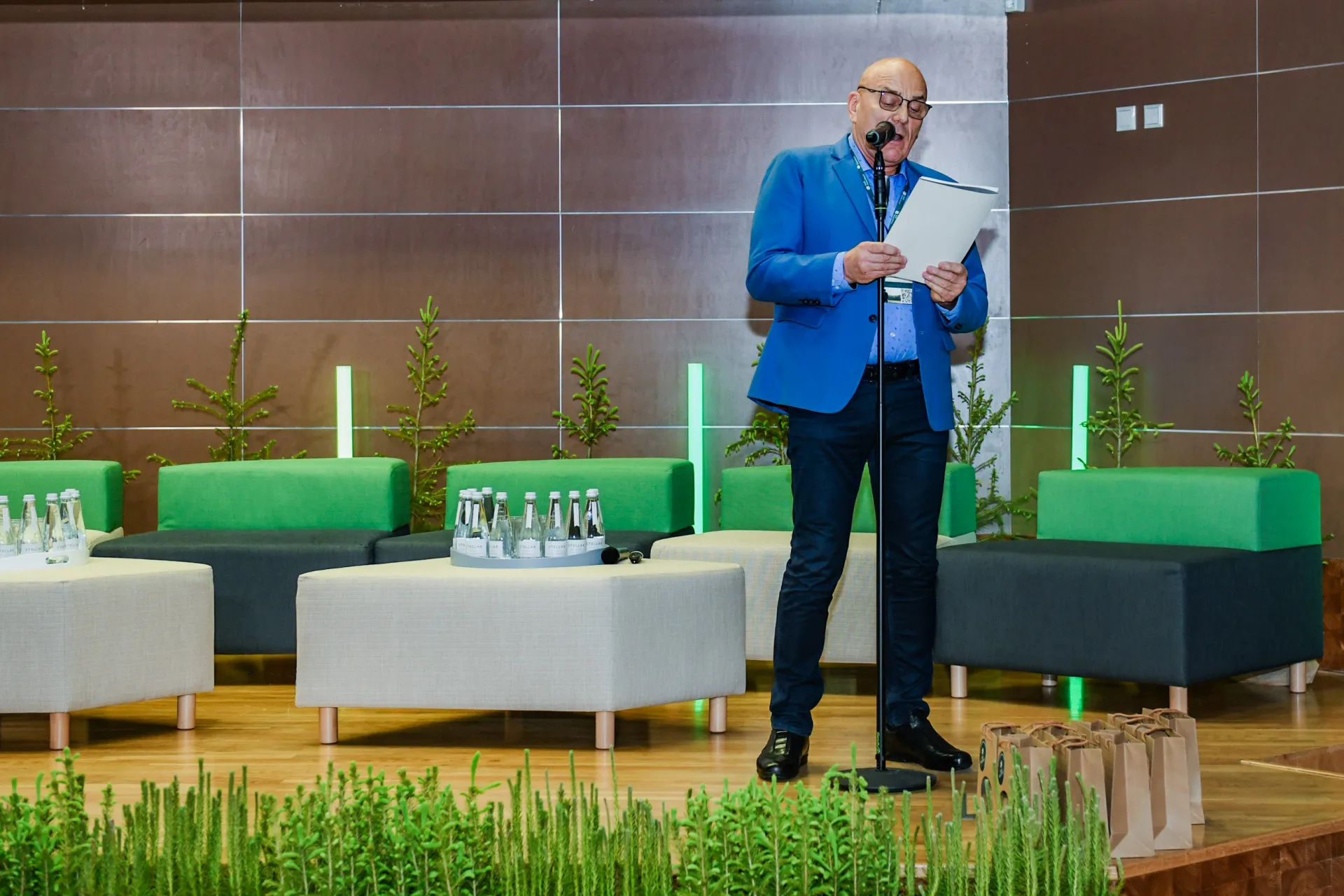 Mees räägib mikrofoni konverentsil