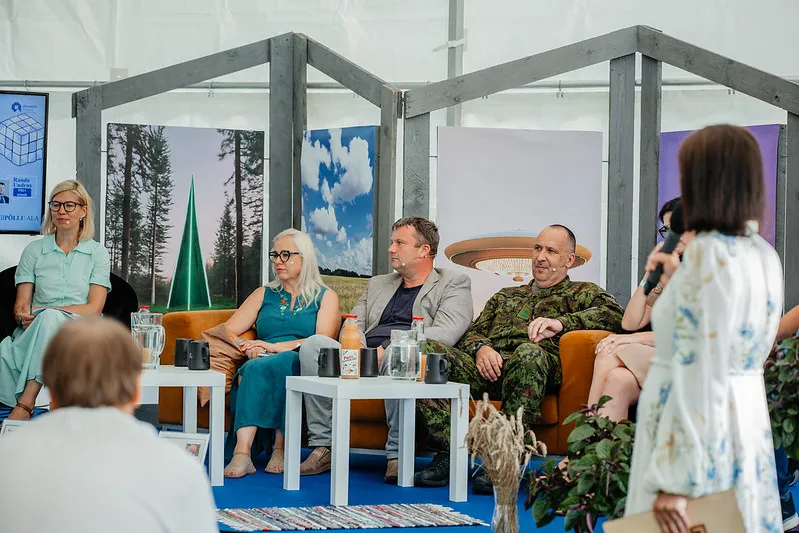 inimesed istuvad aruteluringis laval, publik saalis vaatab nende poole