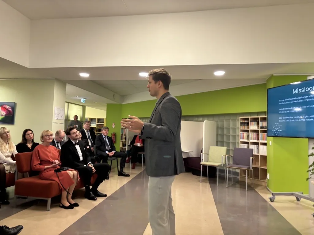 Meesterahvas kõnelemas publikule, kes teda istudes kuulab