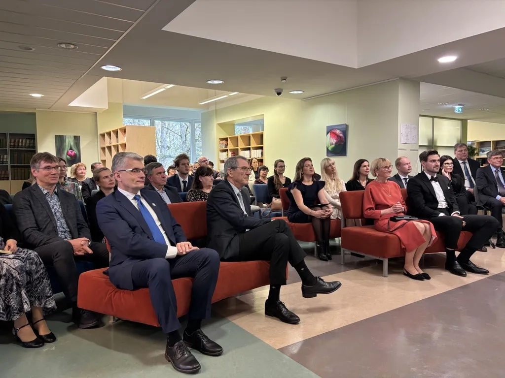Inimesed istuvad raamatukogus diivanitel ja kuulavad kellegi esinemist. Esineja pole näha.