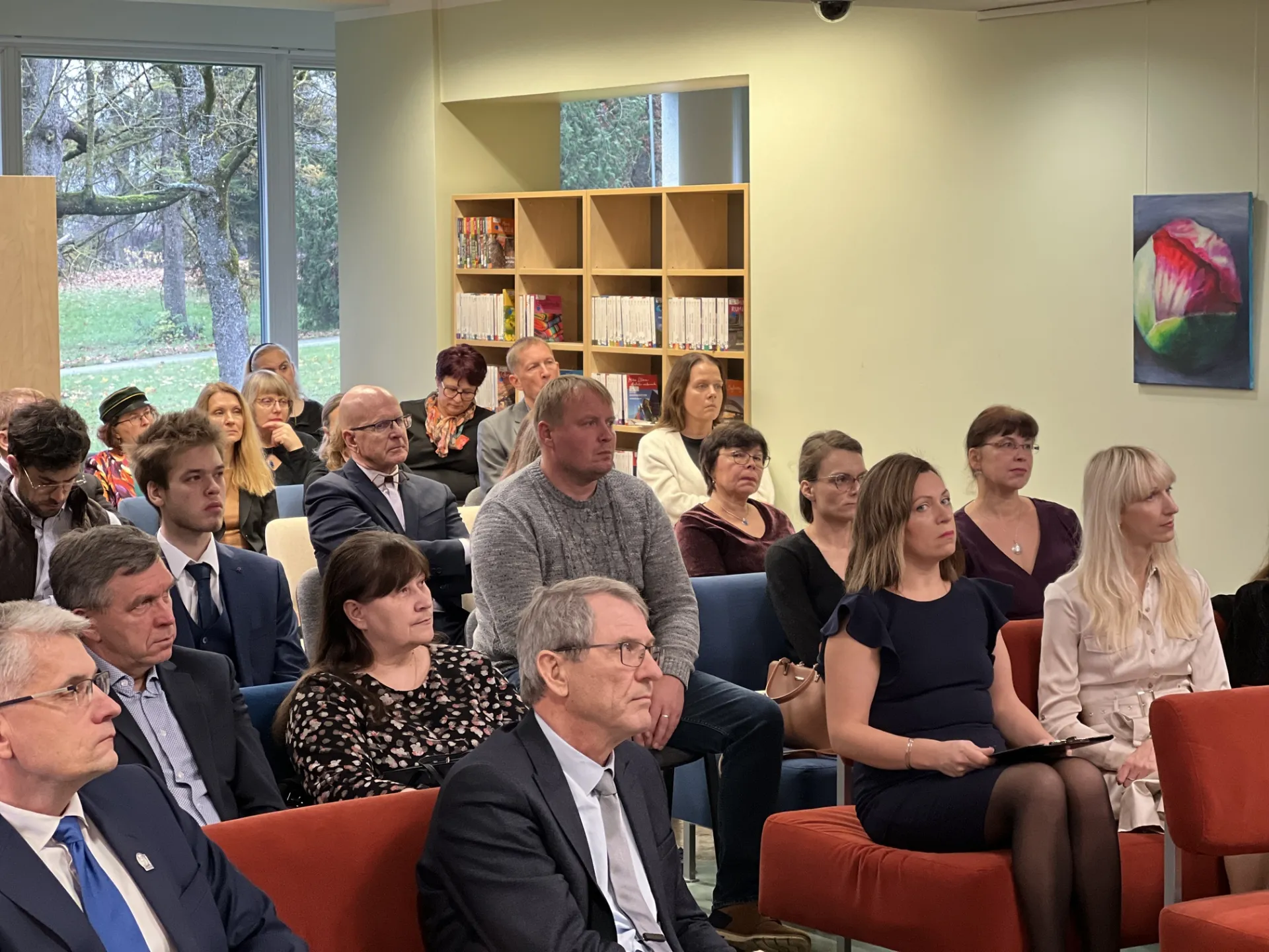 Publik kuulab istudes kõnet