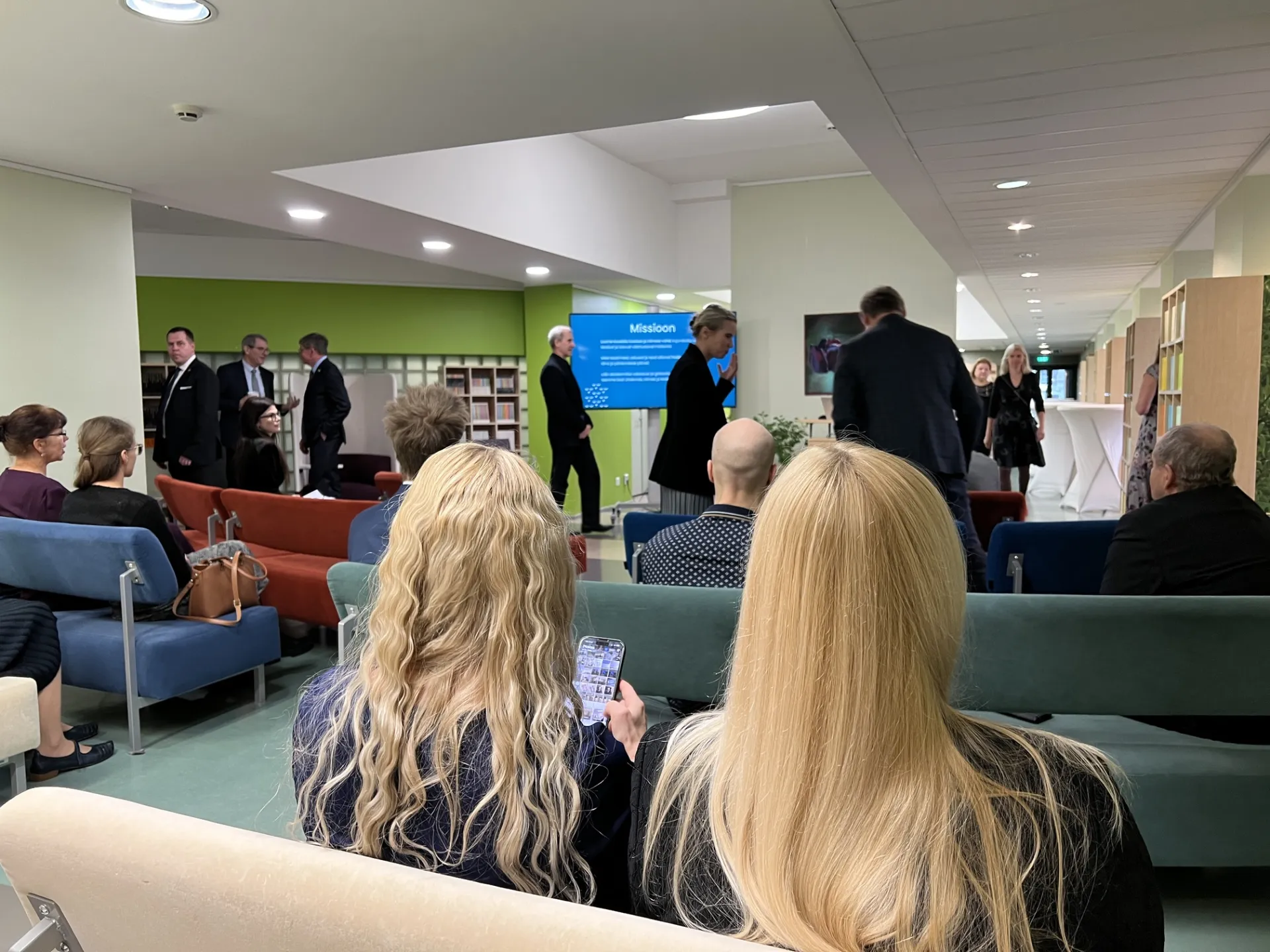 Publik kuulab kõnet