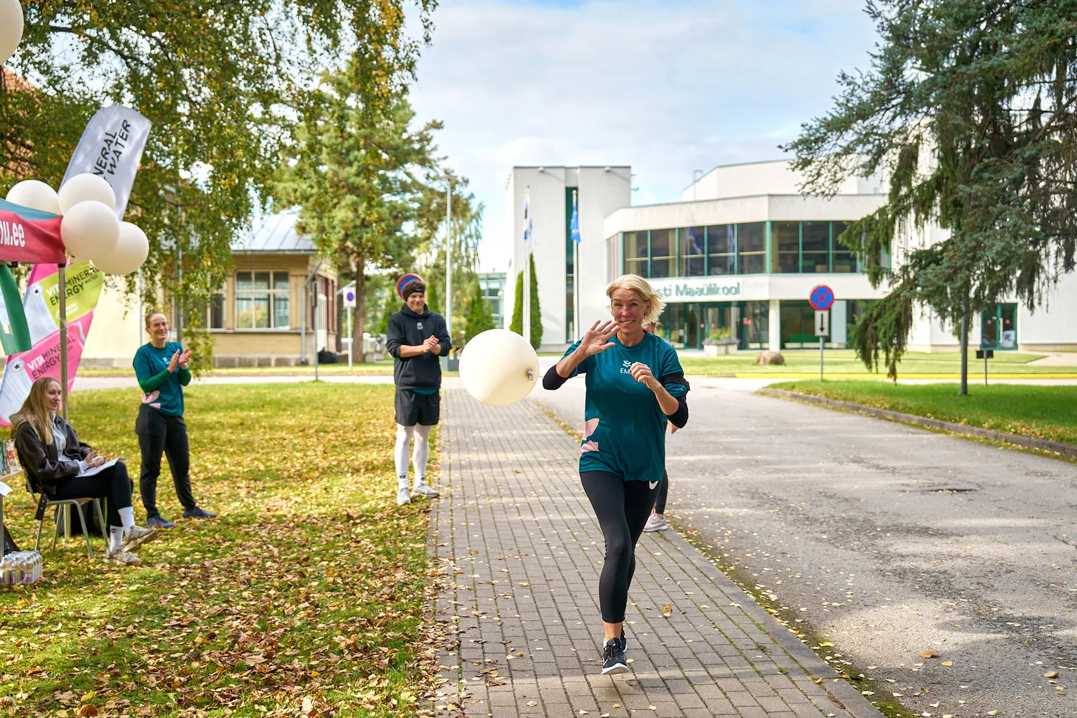 Inimesed jooksevad teatejooksul