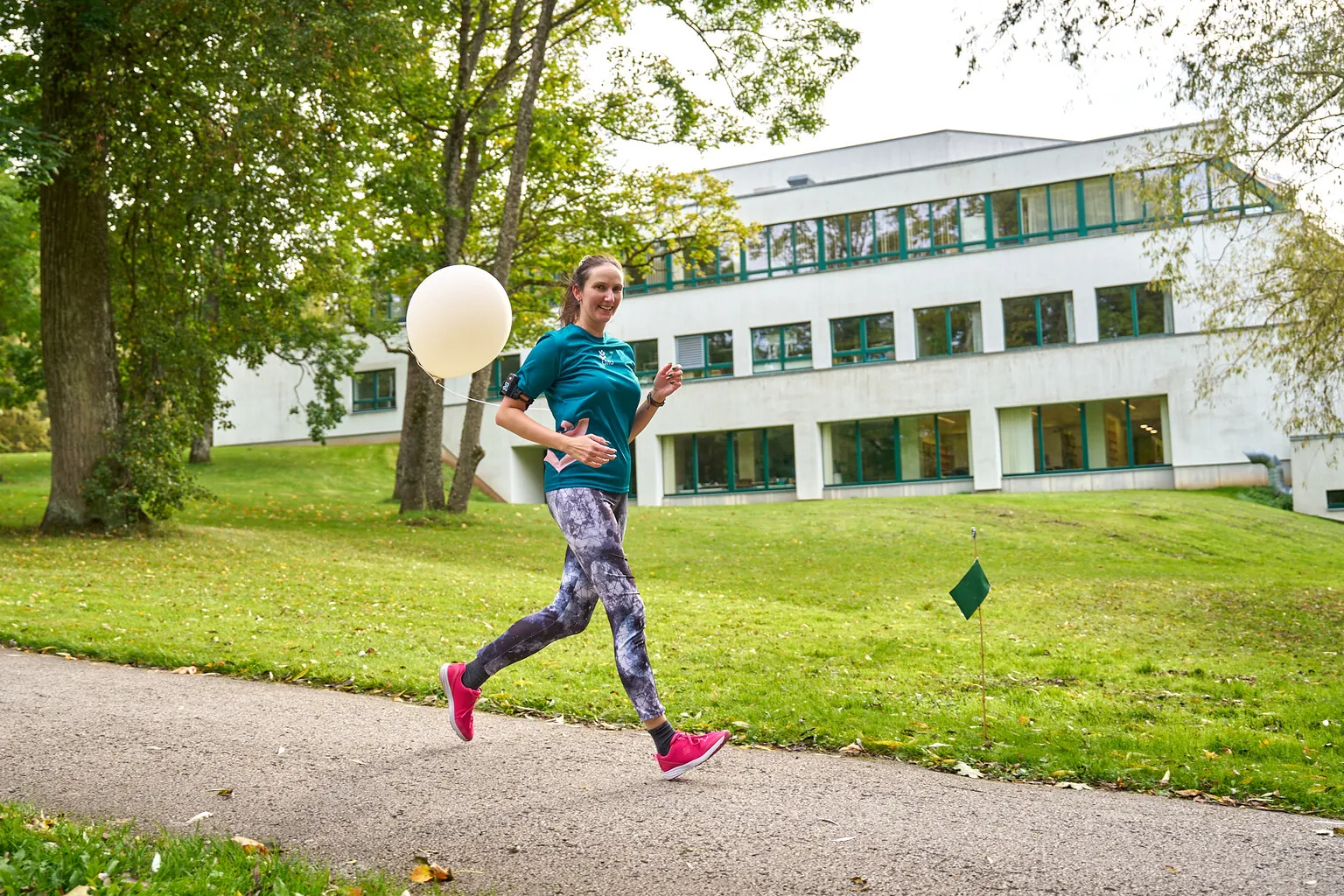 Inimesed jooksevad teatejooksul