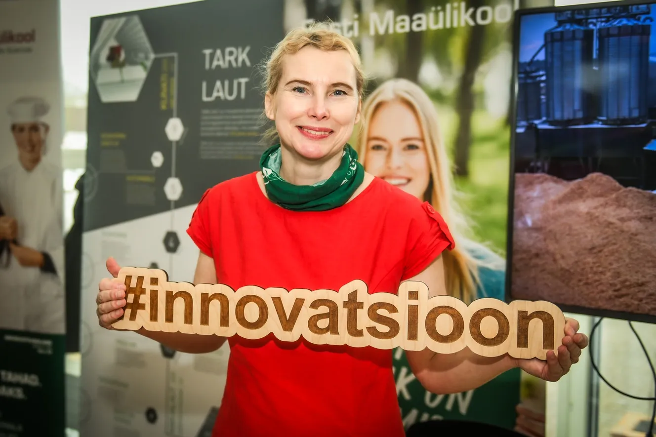 Naine hoiab käes puidust sõna innovatsioon