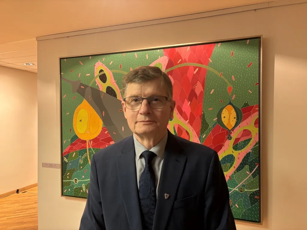 Mees seisab, taamal kunstiteos