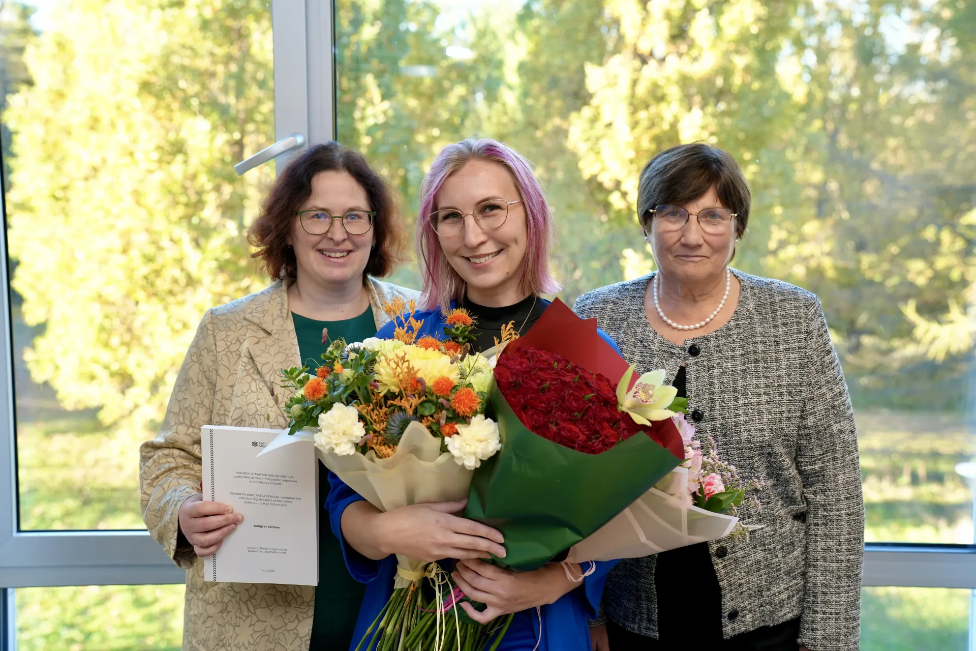 Värske doktor Margret Jürison (keskel) koos juhendajate professor Marika Männi (paremal) ja professor Reet Karisega (vasakul)