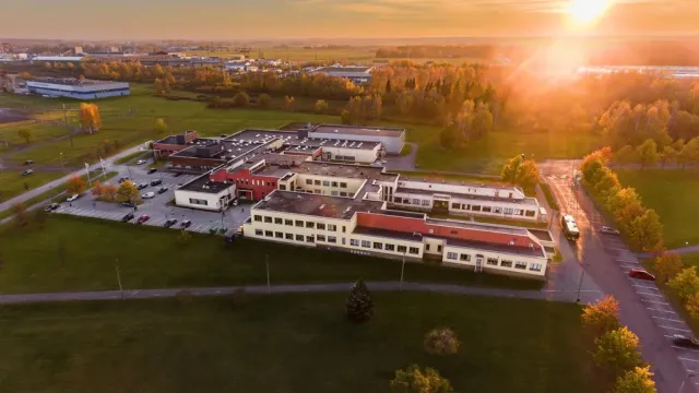suur hoonetekompleks õhtuvalguses