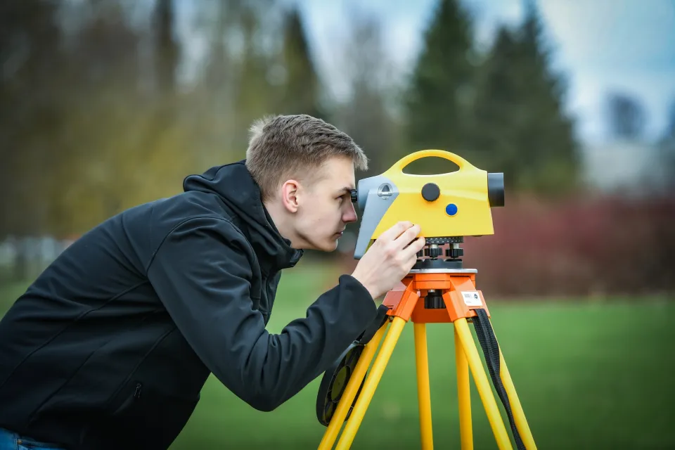 Geodeesia üliõpilane välitööl