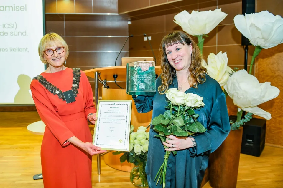 Kaks rõõmsat naist koos auhinna ja diplomiga
