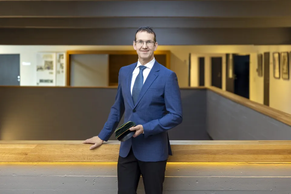 Mees seisab tekkel käes