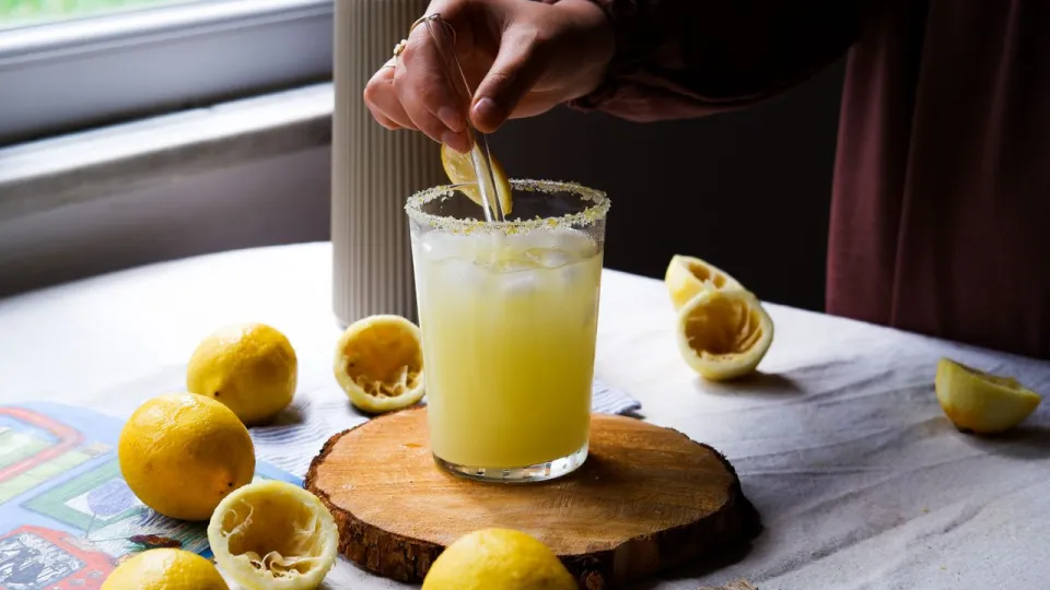 tühjaks pigistatud sidrunid ja klaas limonaadi