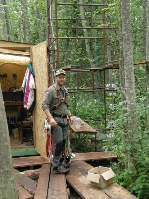 Steffen Noe is preparing to climb the top of hte measurement tower